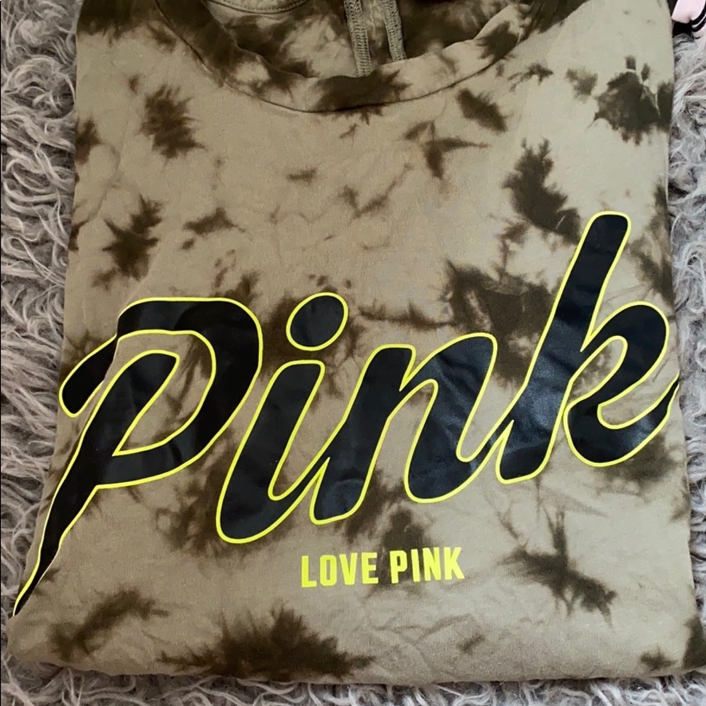 Tie dye VS Pink shirt